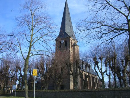 Kranenburg-Niel : Mehrer Straße, die St. Bonifatius-Kirche, malerisch gelegen in mitten des Friedhofs 